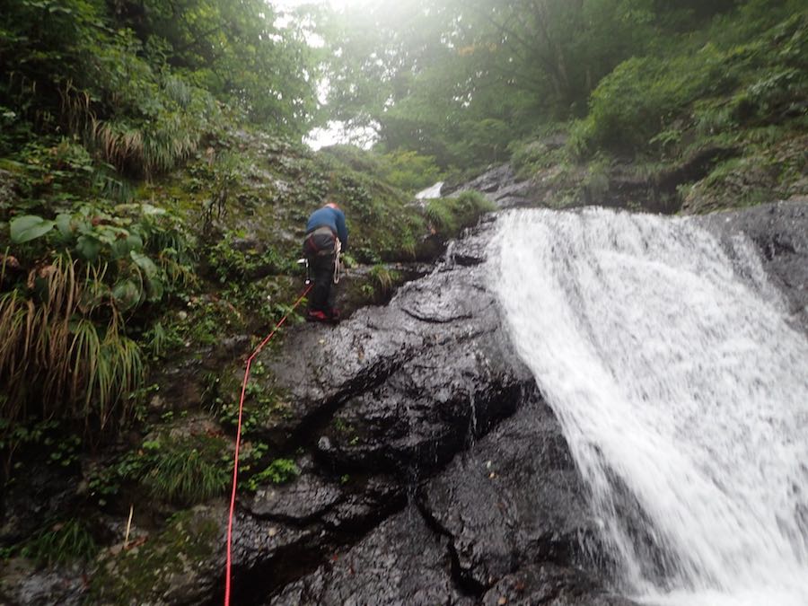 幅広の二段の滝　下段は左から